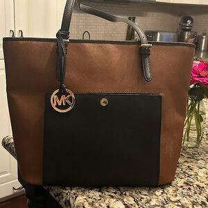 Michael Kors leather bag. In great condition as shown in photos!